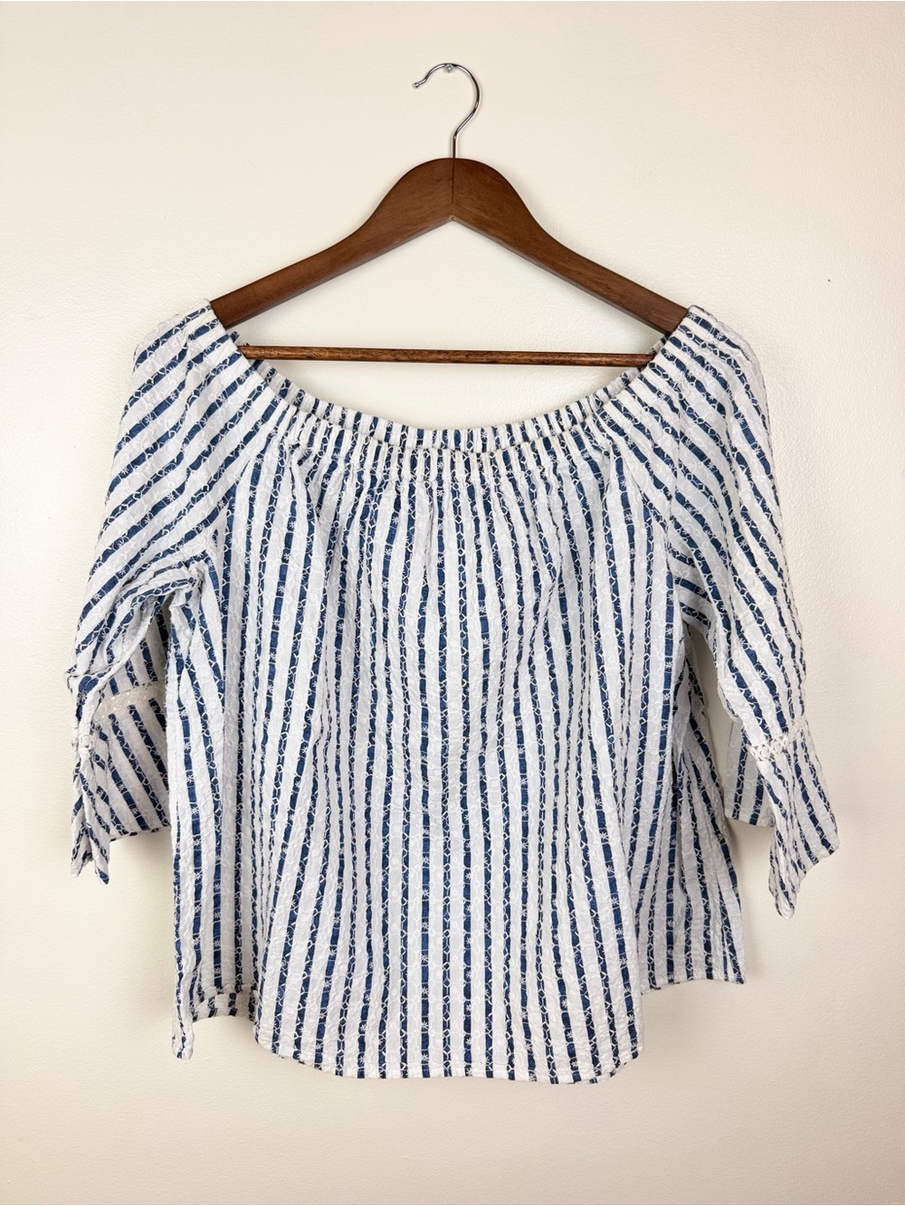 Crown & Ivy Off Shoulder Top Women's L White Blue Lace Accent 100% Cotton